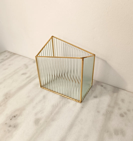 Linear glass holder