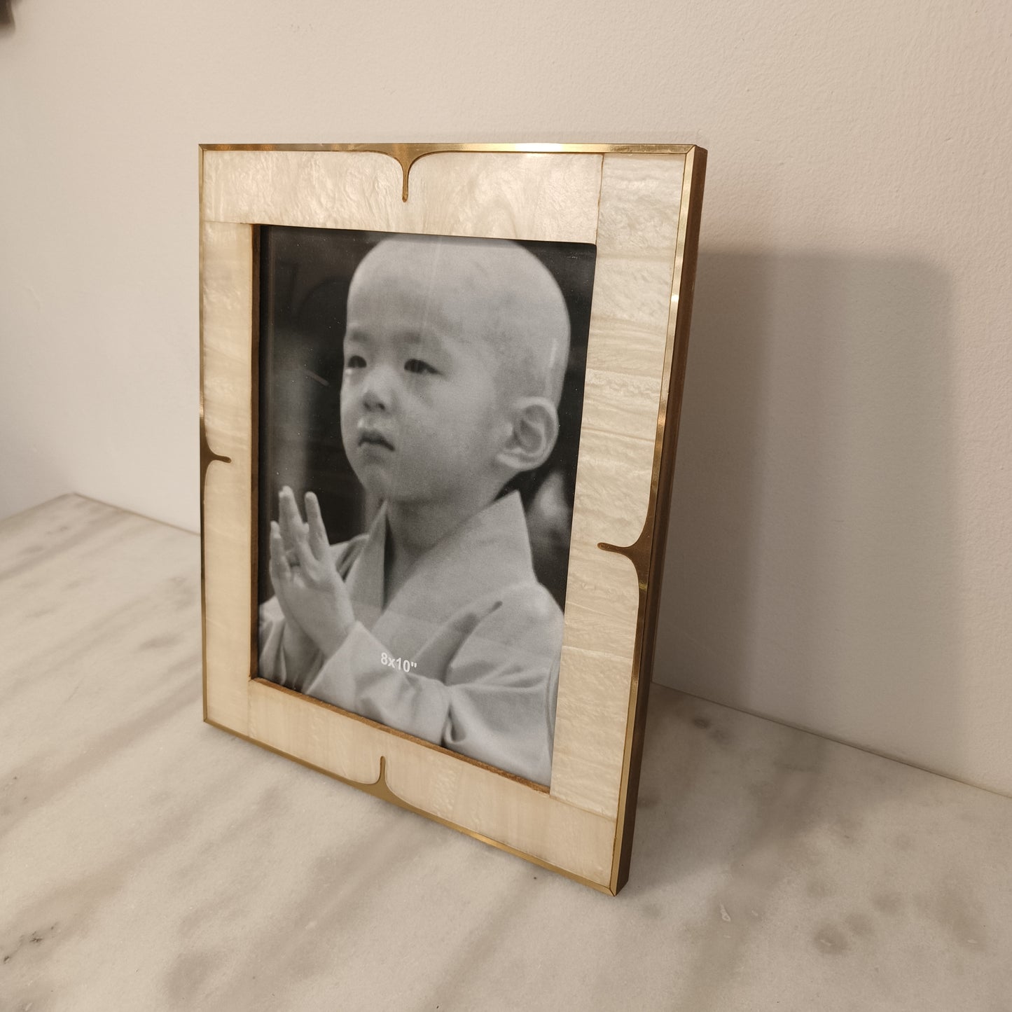 White marbled frame