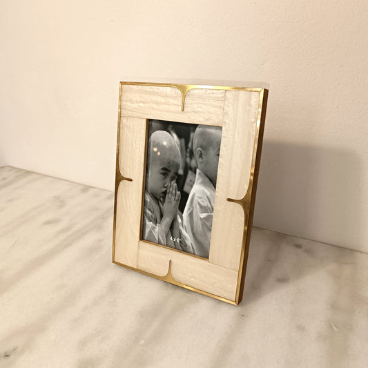 White marbled frame